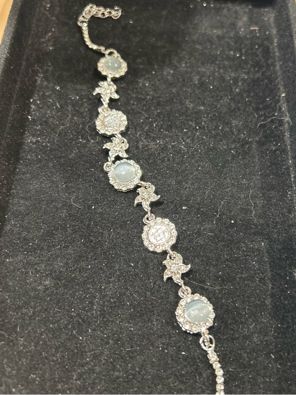 Silver color bracelet with cats eye and starfish motif